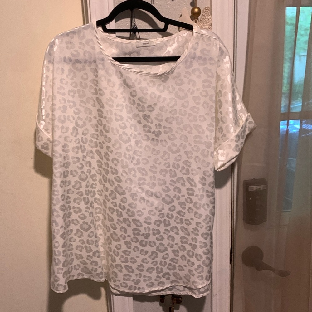 Short sleeve top.